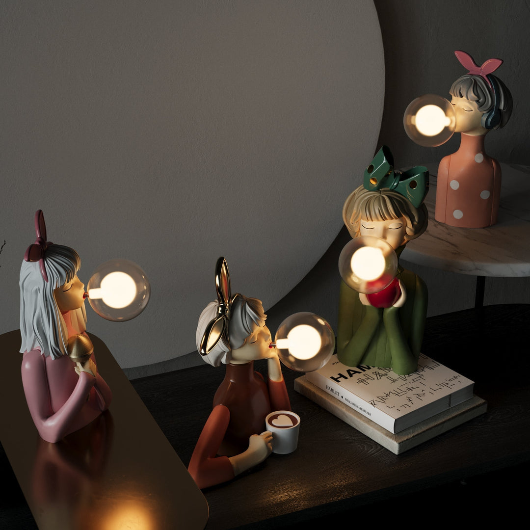 Detailansicht der handgefertigten CraftGlow Tischlampe: einzigartiges Kunstharz- und Glasdesign.