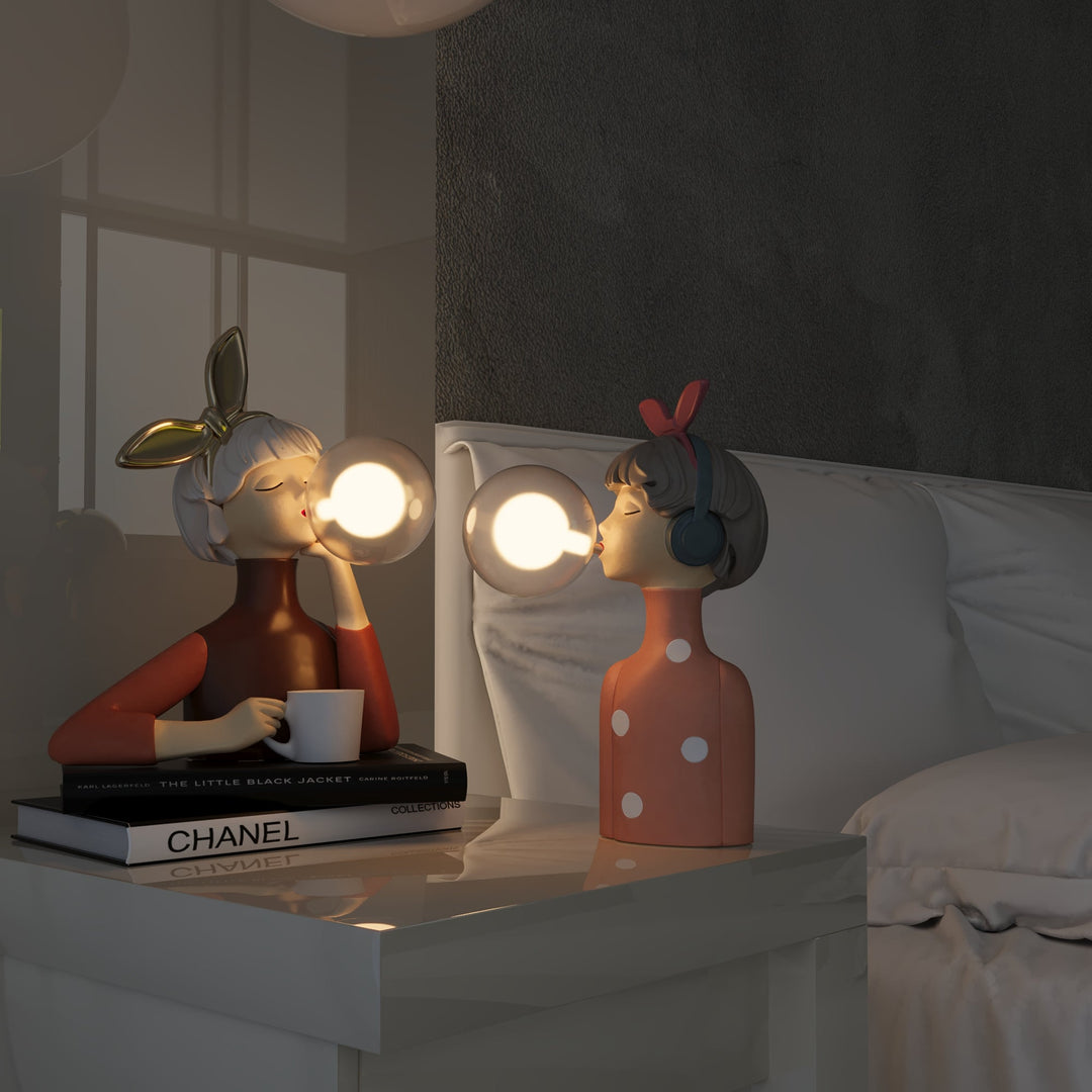 Ansicht der handgefertigten CraftGlow Tischlampe aus Glas und Harz, eine kunstvolle Dekoration.