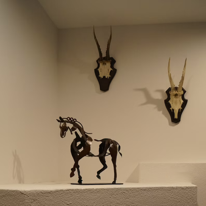 Elegante metallene Pferdefigur als handgefertigtes Kunsthandwerk für stilvolle Dekoration und als Geschenkidee.
