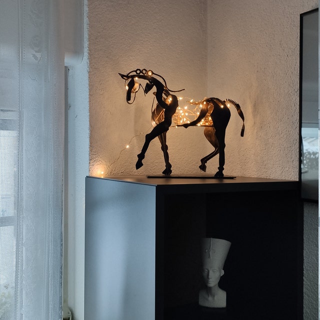 Moderne Metall-Pferdeskulptur, handgefertigt, ideal als Tierfigur und Kunsthandwerk für zeitgemäße Wohnaccessoires.