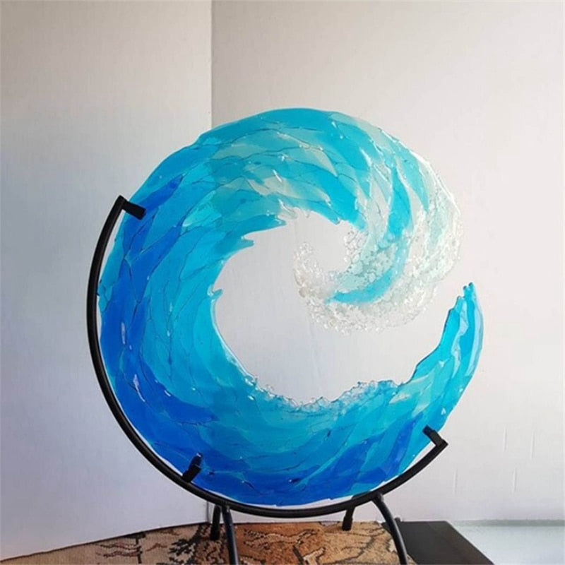 Detailaufnahme der blauen Glas-Ozeanwelle auf einem Ständer, perfekt als ansprechende Tischdeko.