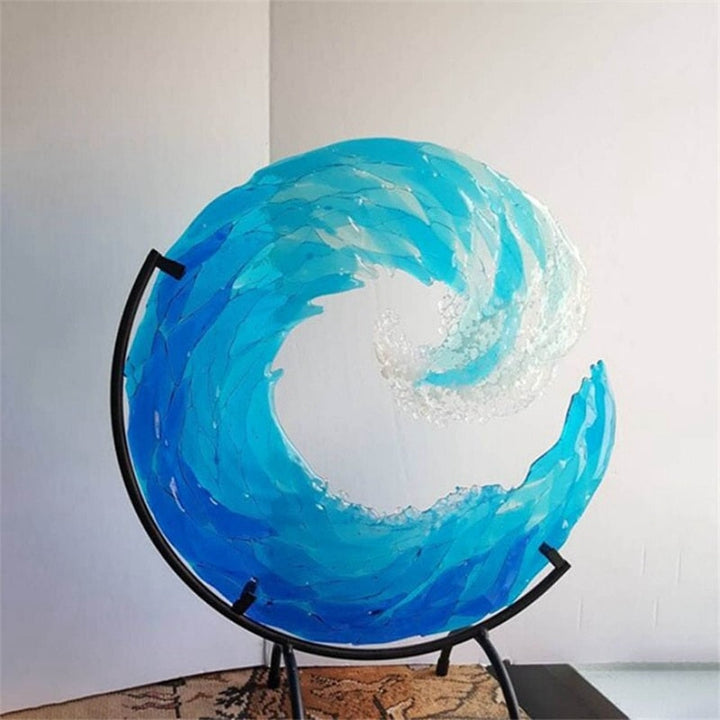 Detailaufnahme der blauen Glas-Ozeanwelle auf einem Ständer, perfekt als ansprechende Tischdeko.