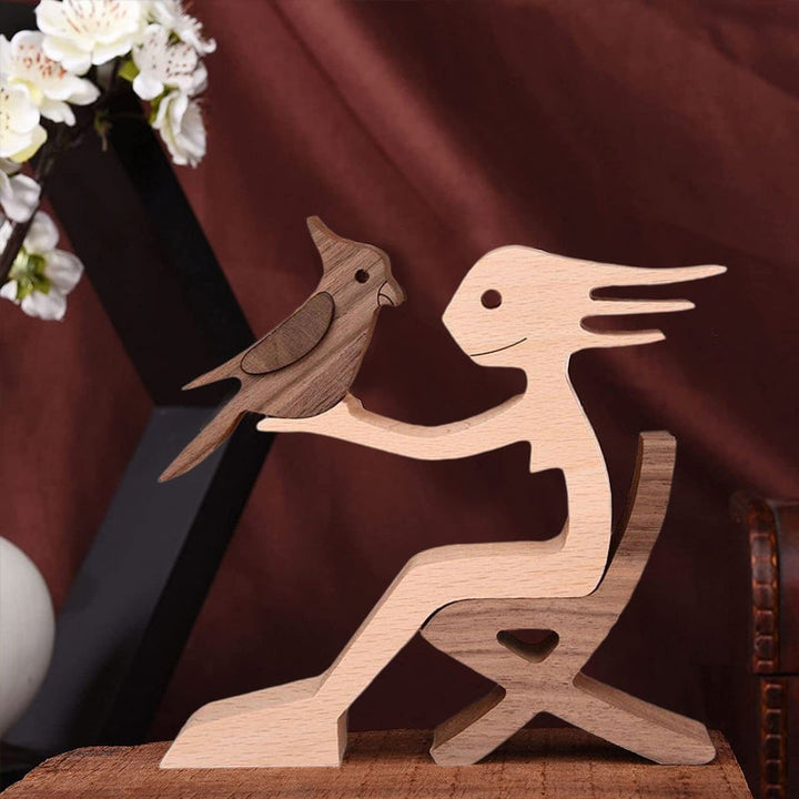 Moderne Holzskulptur: Eine minimalistische Tierfigur, handgefertigt aus Naturholz.