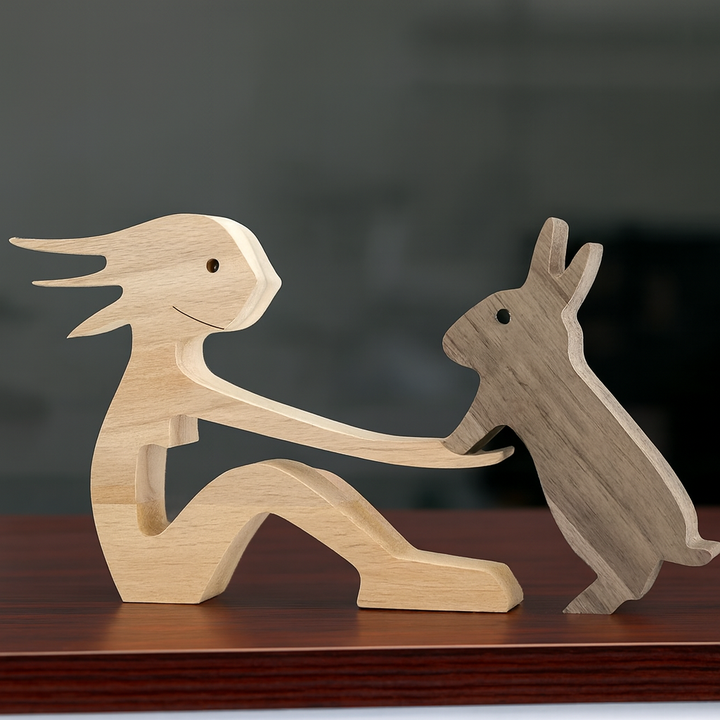 Authentische Holzskulptur einer Tierfigur, handgeschnitzt, für ein rustikales Flair.