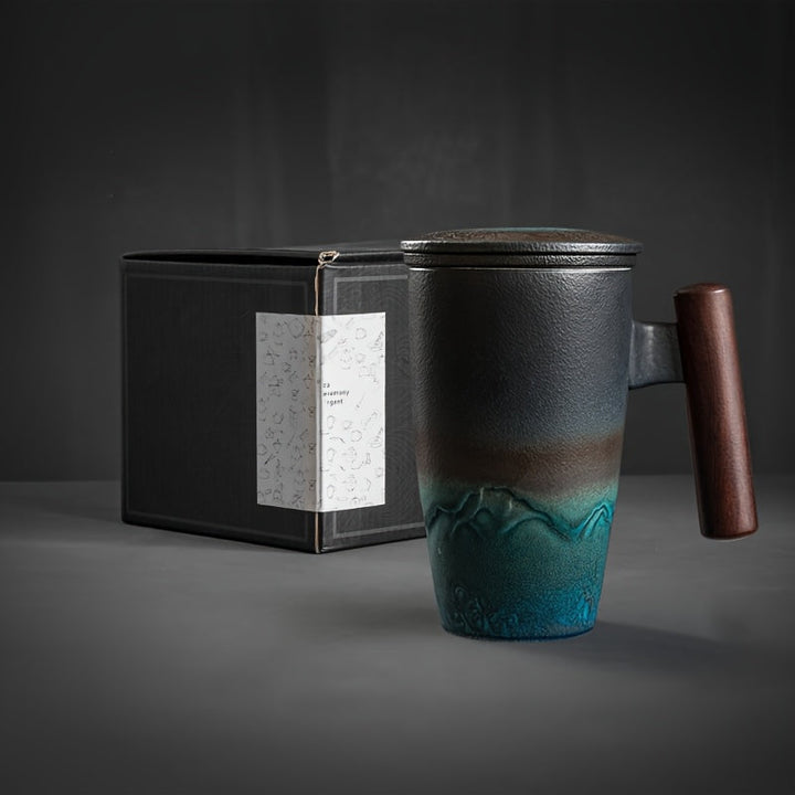 Hochwertige Keramik Tasse, handgefertigt, mit warmem Holzgriff & feinem Teesieb für jede Küche.