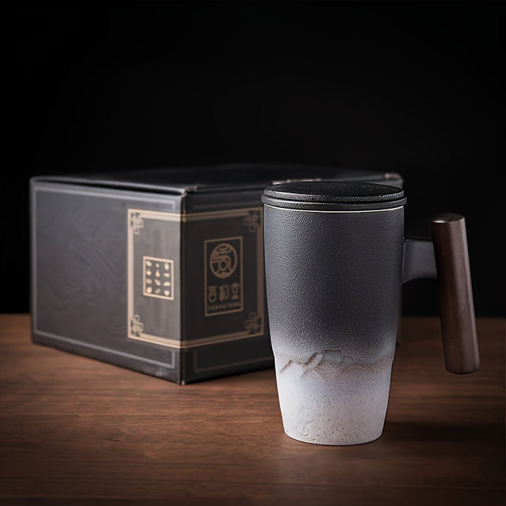 Entspannung pur: Handgefertigte Keramik Teetasse mit Teesieb & Holzgriff im rustikalen Retro Look.
