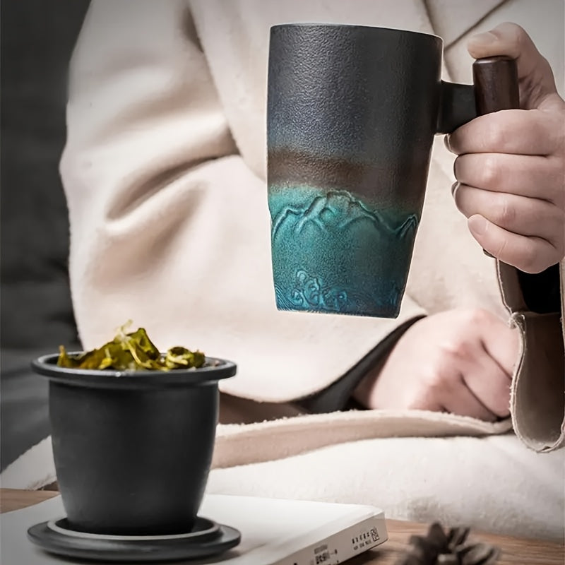 Originelle Geschenkidee: Handgefertigte Keramik Tasse mit Teesieb & Holzgriff im attraktiven Retro Stil.