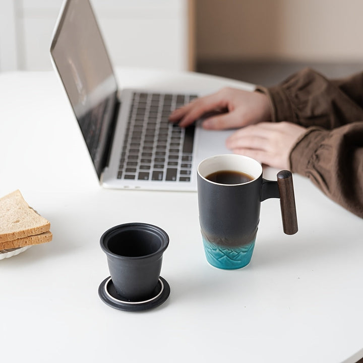 Robuste Keramik Tasse, handgefertigt, mit abnehmbarem Teesieb & ergonomischem Holzgriff.