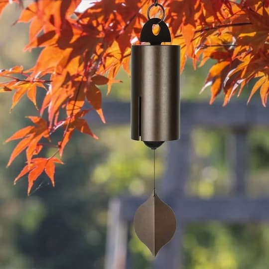 Elegante Resonanzglocke als stilvolle Heimdekoration oder Gartendeko, ideal für entspannende Momente.