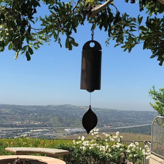 Tiefe Resonanz Serenity Glocke, handgefertigt, erzeugt beruhigende Schwingungen für Meditation und Wohlbefinden.