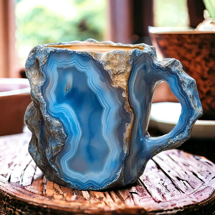 Handgefertigte Mineral-Kristall Kaffeetasse, isoliert & mikrowellengeeignet für täglichen Genuss.