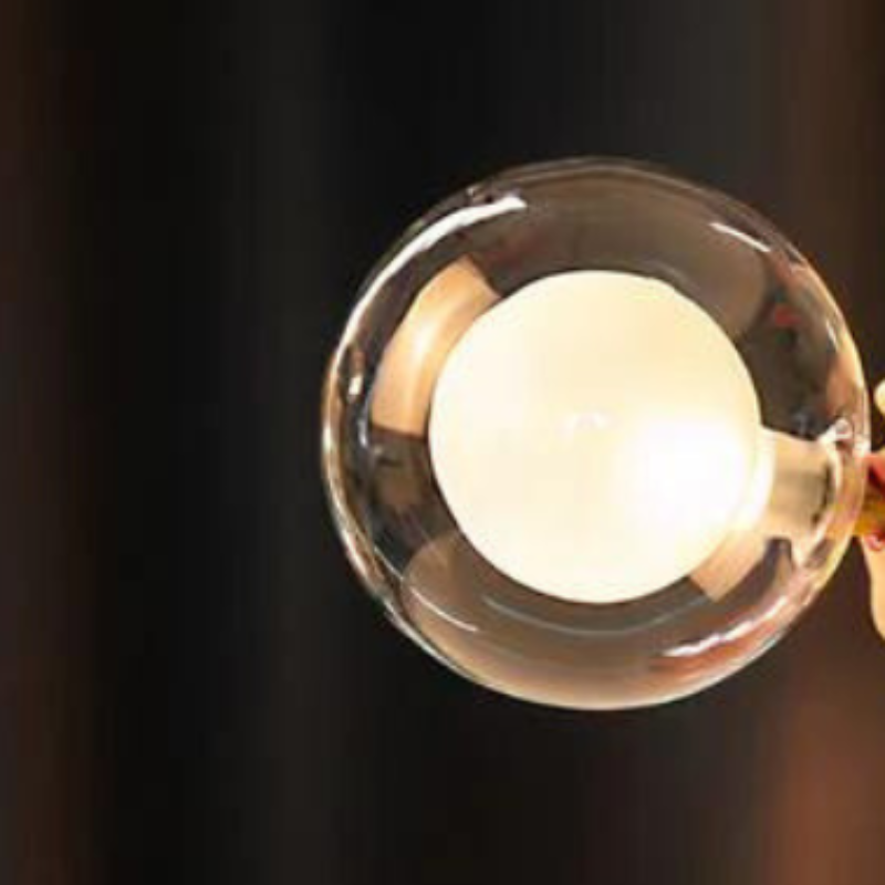 Handgefertigte Tischlampe mit glänzendem Glas & matter Harzbasis. Stilvolles Wohnaccessoire, modernes Licht.
