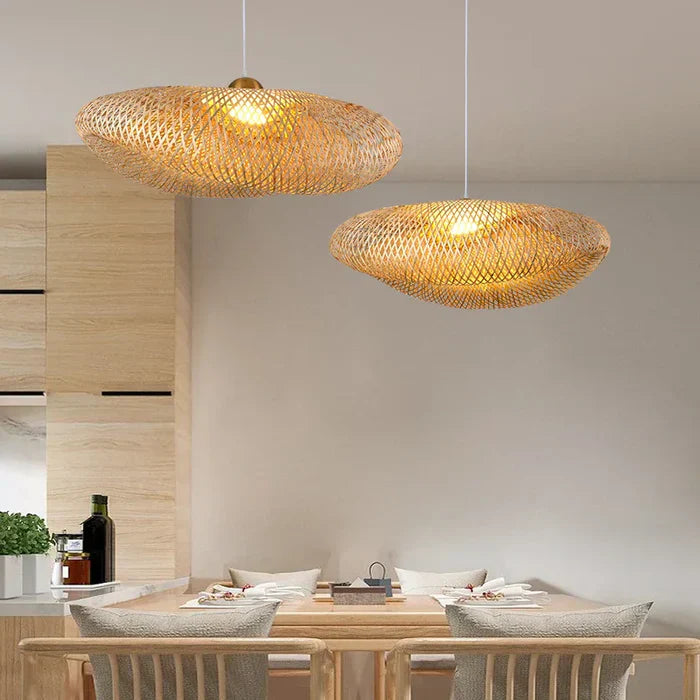 Handgefertigte Rattan Hängelampe im Boho-Stil für natürliche Wohnkultur und stilvolle Beleuchtung.
