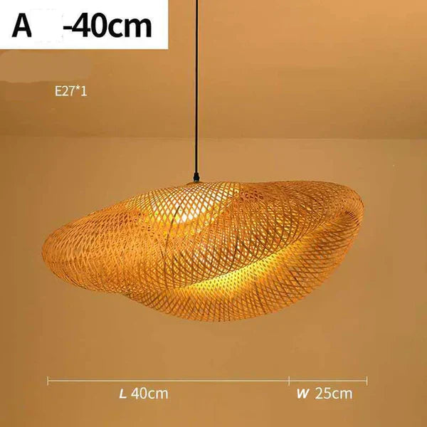 Rattan Flechtlampe, zeitloses Design für warme Raumgestaltung und stilvolle Innenbeleuchtung.