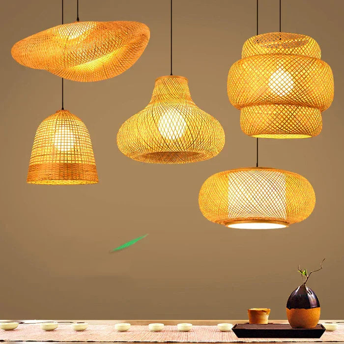 Warme, umweltfreundliche Rattan Flechtlampe, handgefertigt für entspannte Innenbeleuchtung zuhause.