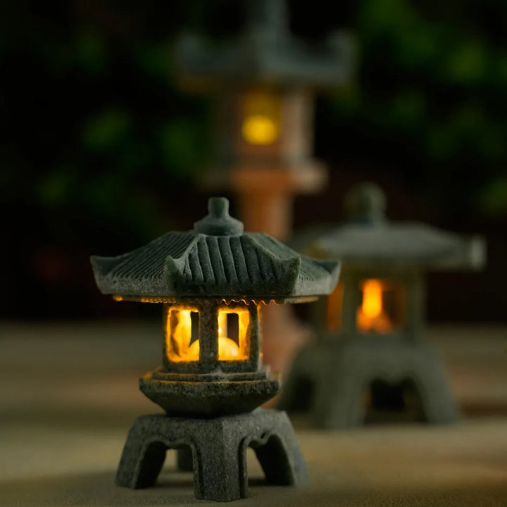 Meditative Sandstein Pagode, asiatische Gartendeko. Handgefertigt, ideal für Außenbereich & Balkon.