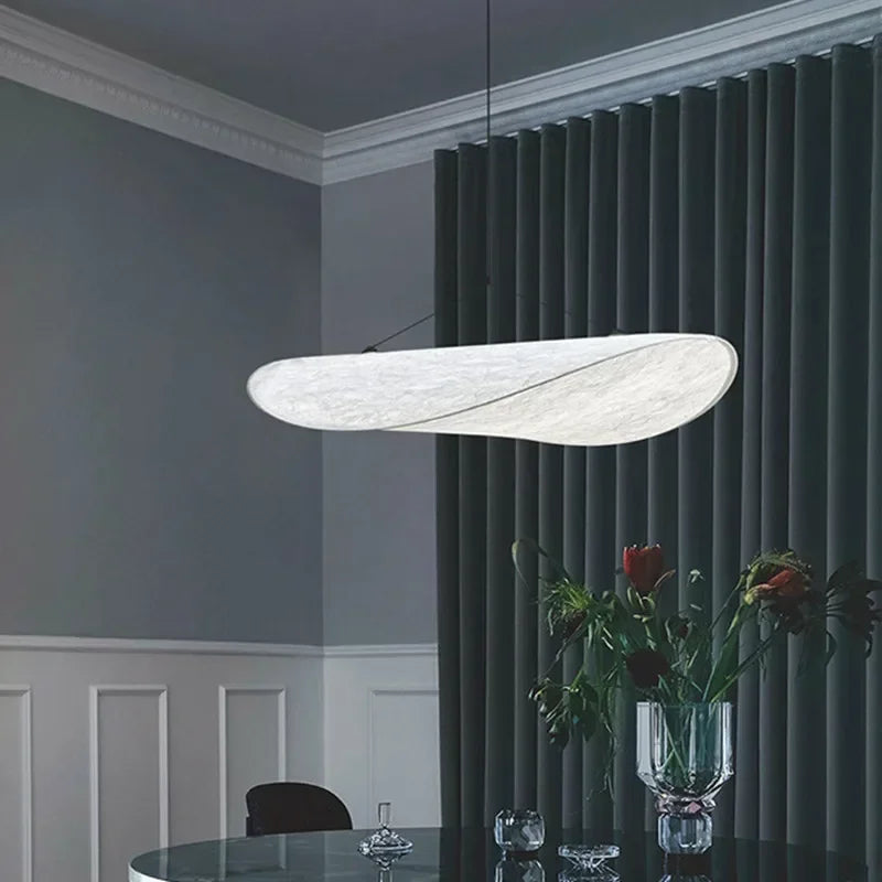 Luxuriöse Seiden-Hängelampe, handgefertigt, als moderne Designleuchte und stimmungsvolle LED-Beleuchtung.