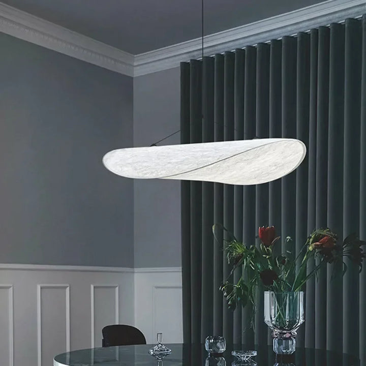 Einzigartige Pendelleuchte, handgefertigt aus Seide, dimmbar, schafft warmes Ambientlicht als Wohnaccessoire.