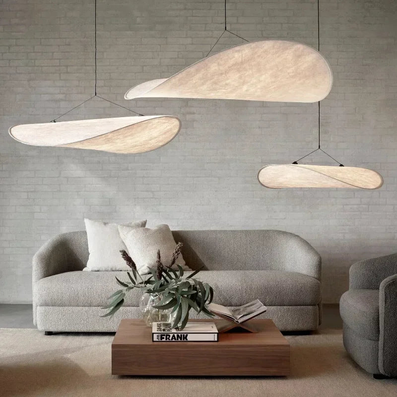 Handgemachte Seidenlampe, elegant und dimmbar, ideal als stimmungsvolle LED-Pendelleuchte.