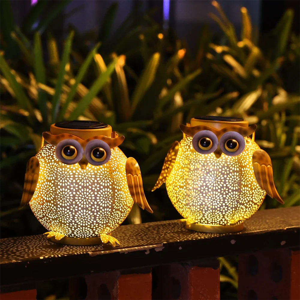 Wetterfeste Eulen Tierlaterne aus robustem Metall für den Garten, als dekorative Solarlampe mit automatischem Licht.