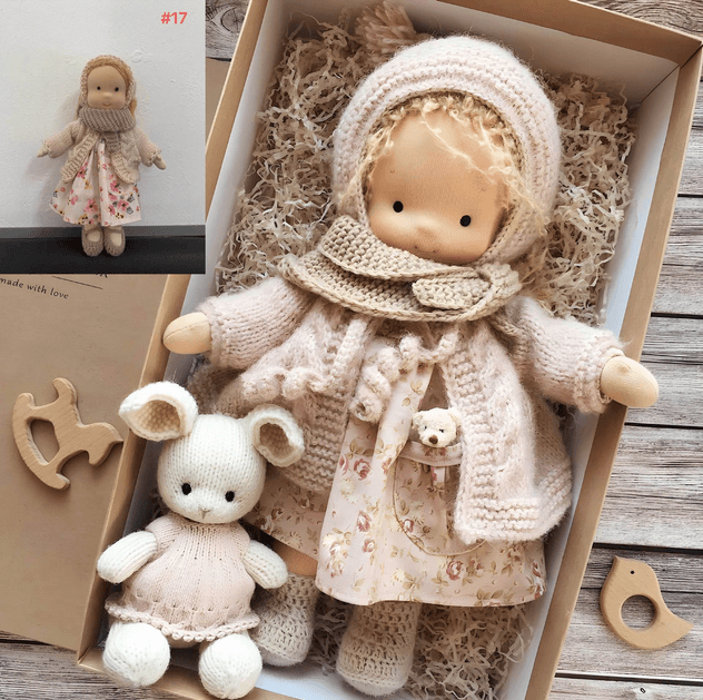 Weiche Waldorfpuppe Poppi als liebevolles Kindergeschenk. Handarbeit, ideal für Rollenspiele und Kuschelmomente.