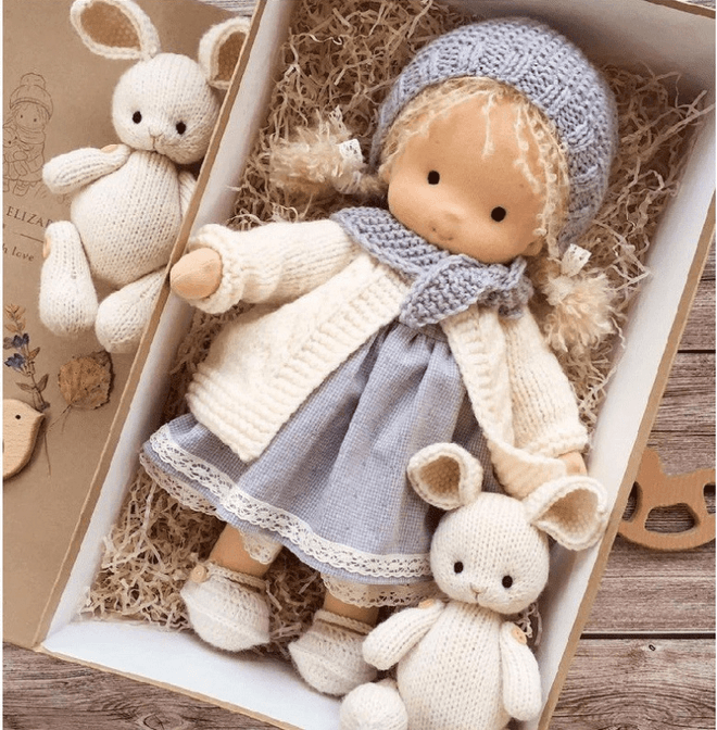 Einzigartige handgemachte Waldorf-Kuschelpuppe Poppi, perfekter Spielkamerad für fantasievolles Rollenspiel.