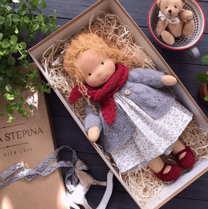 Hochwertige Waldorf-Kuschelpuppe Poppi, in liebevoller Handarbeit gefertigt. Ein weicher Spielkamerad und Unikat.