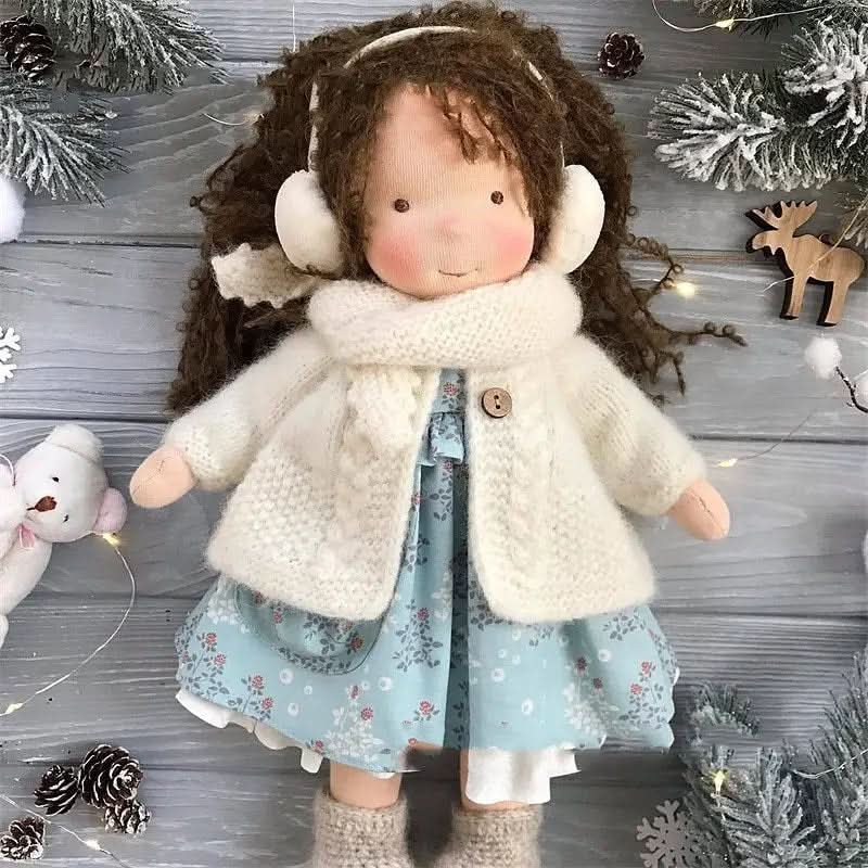 Handgefertigte Waldorf-Puppe aus Baumwolle mit lächelndem Gesicht und weichen Haaren, ideal für Kinder.
