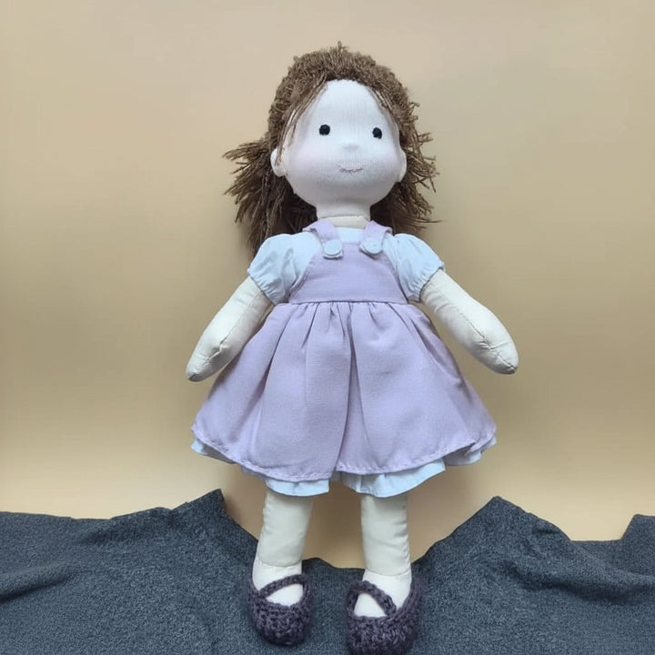 Waldorf-Puppe mit kleinem gehäkelten Tierfreund, fördert fantasievolles Rollenspiel bei Kindern.