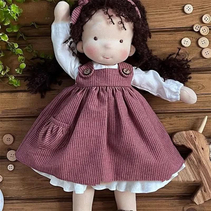Komplettes Set: handgefertigte Waldorf-Puppe mit Kleidung, Mütze, Schal und Tasche, tolles Kinderspielzeug.