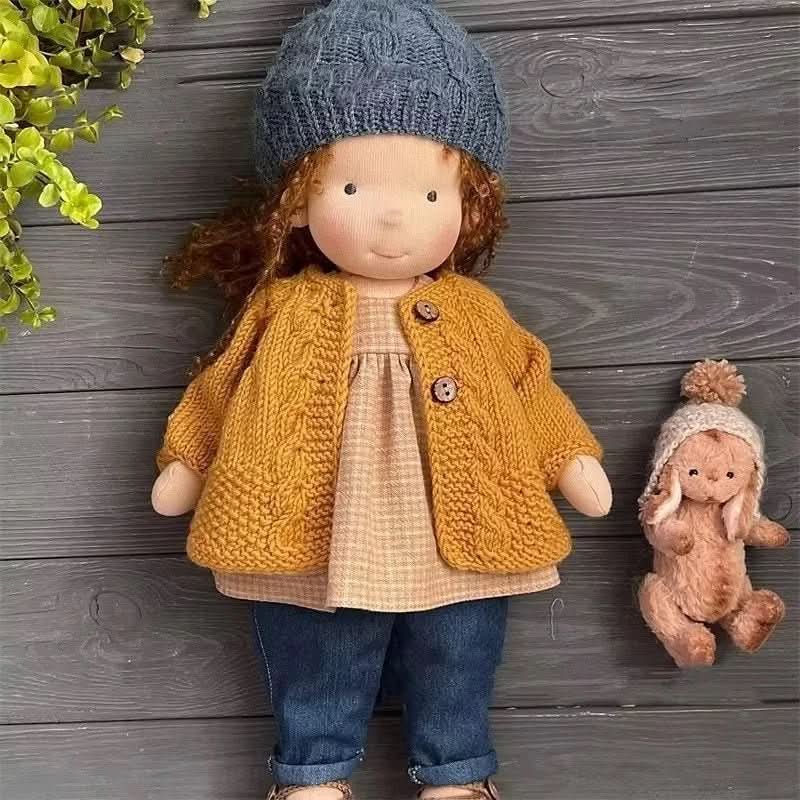 Weiche, handgefertigte Waldorf-Puppe mit gestrickter Kleidung und Schuhen, perfekt für fantasievolles Rollenspiel.