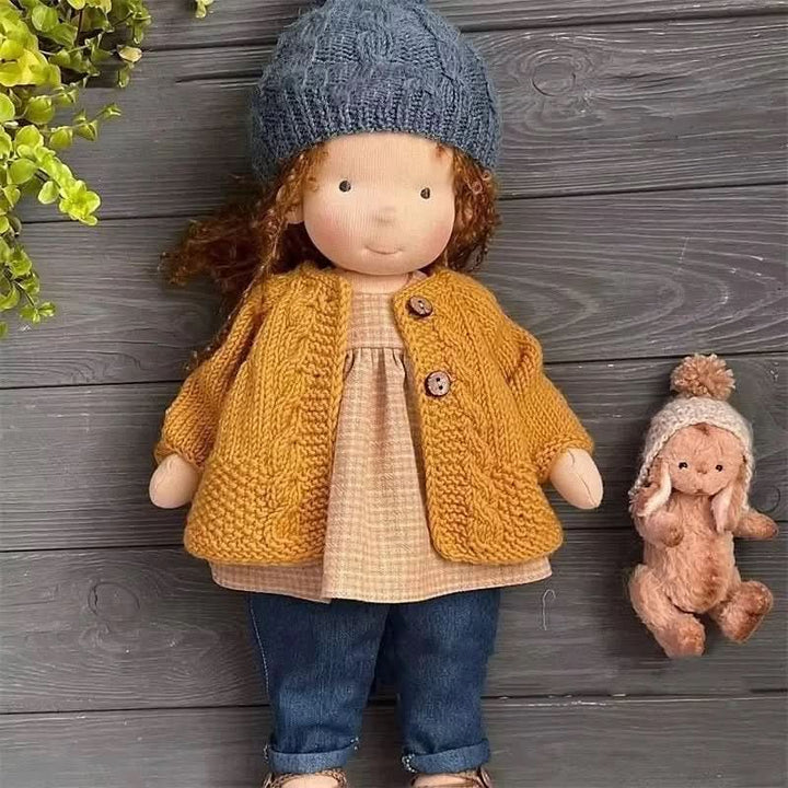 Weiche, handgefertigte Waldorf-Puppe mit gestrickter Kleidung und Schuhen, perfekt für fantasievolles Rollenspiel.