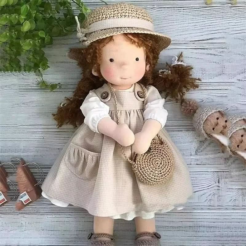 Handgefertigte Waldorf-Puppe und Zubehör wie Mütze, Schal und kleines Tierchen, tolles Kinderspielzeug.