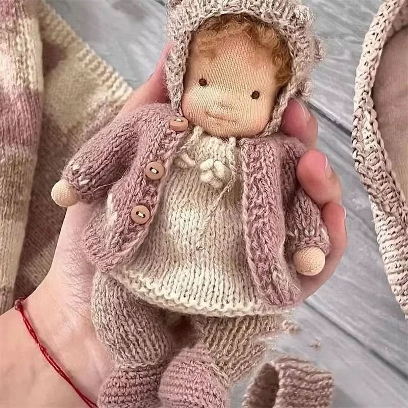 Kind spielt mit der weichen, handgefertigten Waldorf-Puppe und fördert so Kreativität und Rollenspiel.