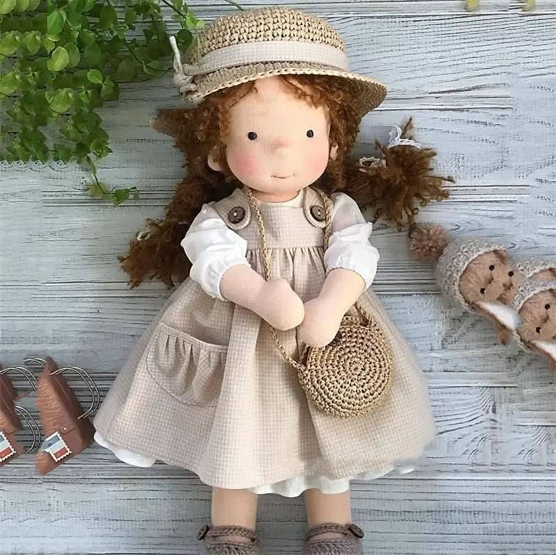 Zwei handgefertigte Waldorf-Puppen zusammen, ideal für Geschwister oder erweitertes Rollenspiel mit Kindern.