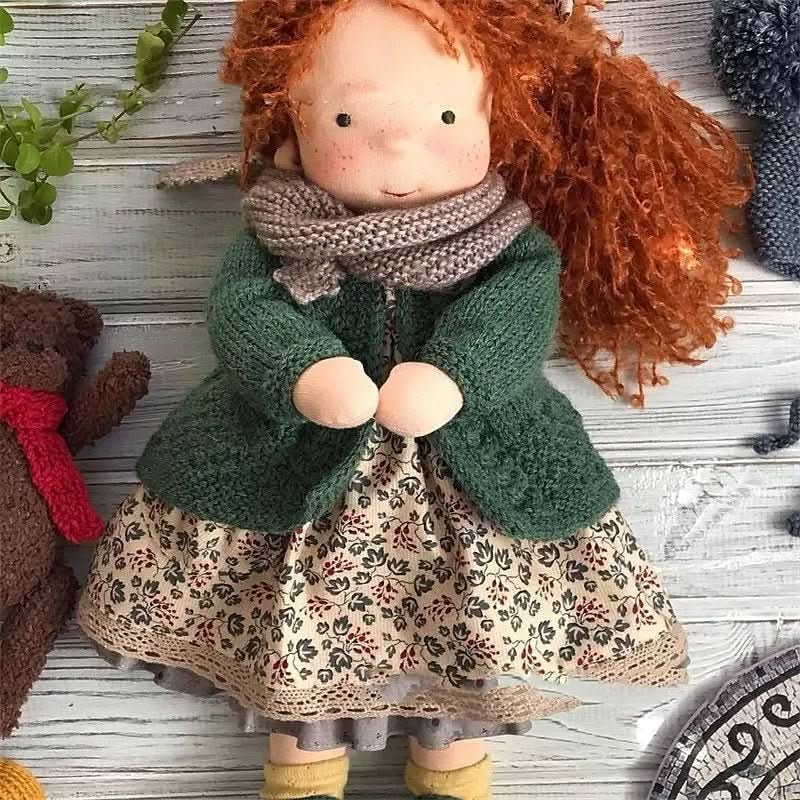 Detail der handgestrickten Kleidung der Waldorf-Puppe: Pullover und Hose aus Naturfasern, ungiftig.