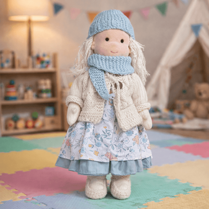 Handgefertigte Waldorfpuppe aus weicher Baumwolle, ideal für kreatives Spielen & Kuscheln.