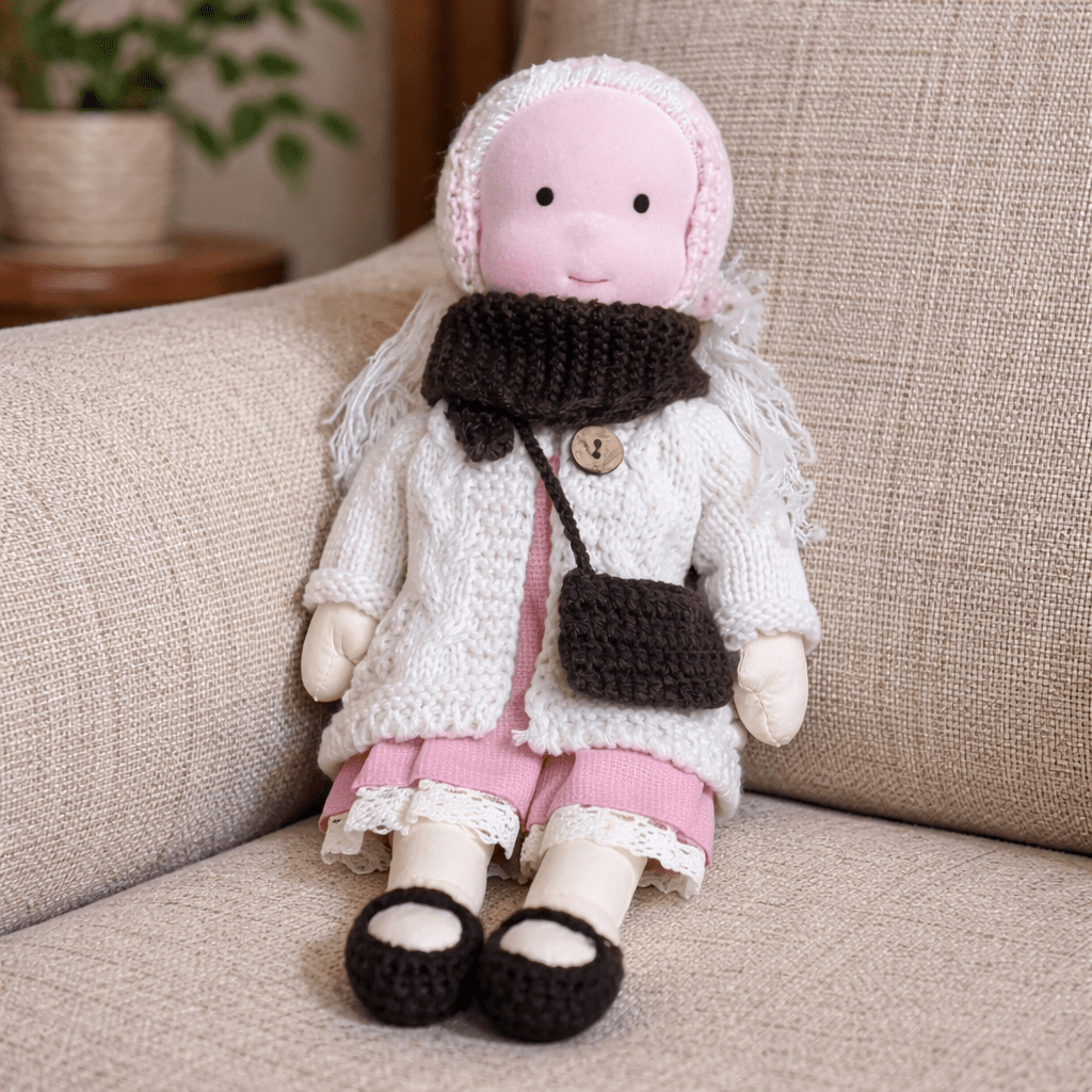 Authentische Waldorfpuppe, handgemacht, für eine gesunde Kinderentwicklung.