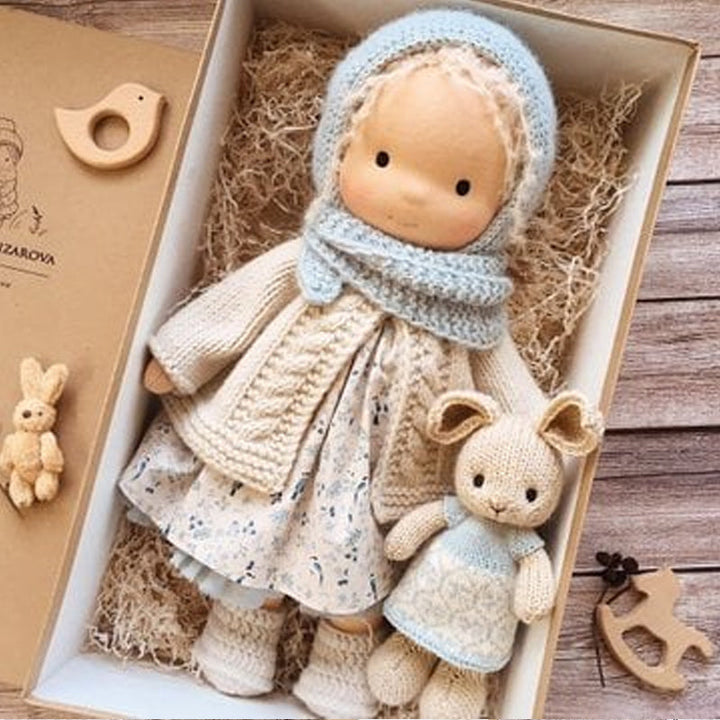 Hochwertige handgefertigte Waldorfpuppe, strapazierfähiges und weiches Kuscheltier aus Bio-Baumwolle.