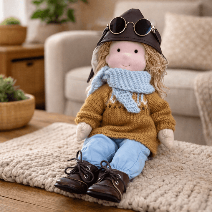 Süße Waldorfpuppe, die Kinder zum fantasievollen Spielen inspiriert.