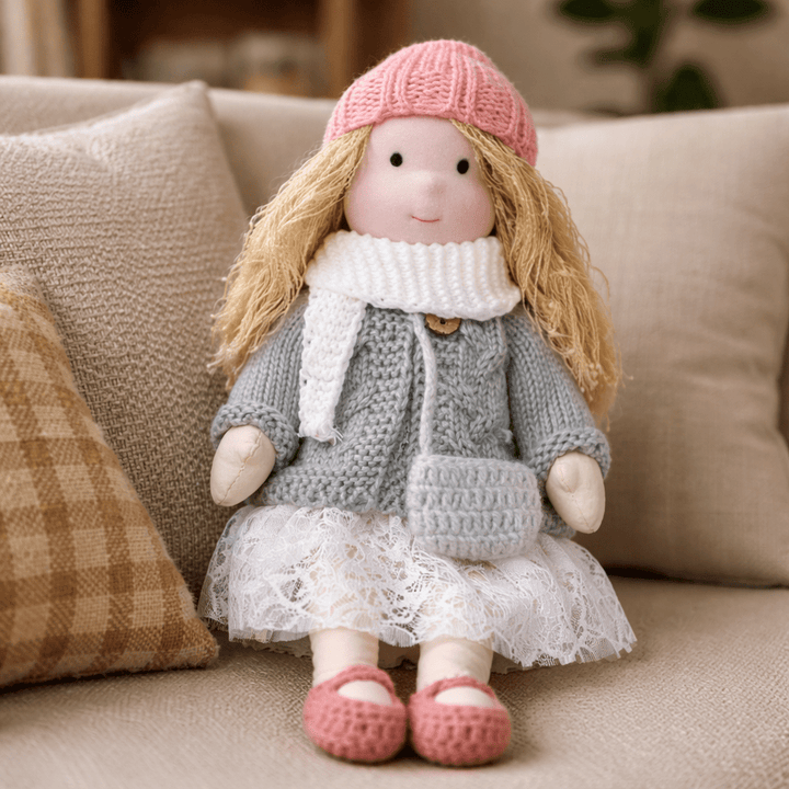 Umweltfreundliche Waldorfpuppe aus Baumwolle, ein wertvolles Kinderspielzeug.