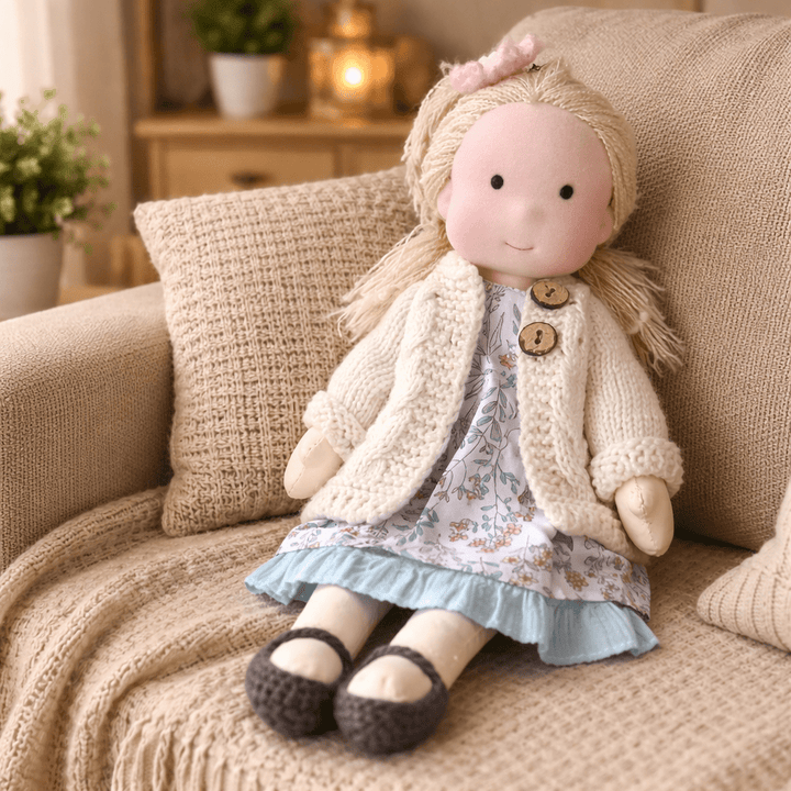 Kuschelweiche Waldorfpuppe, handgemacht, ideal für fantasievolles & freies Spielen.