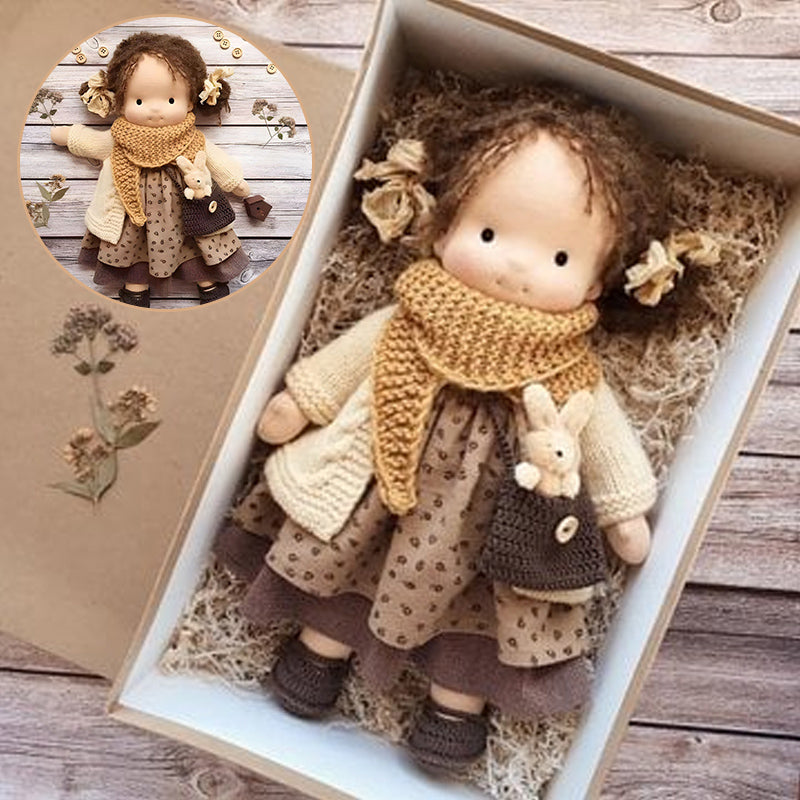 Liebevoll handgefertigte Stoffpuppe im Waldorf-Stil, ein einzigartiges Kindergeschenk und Spielzeug.