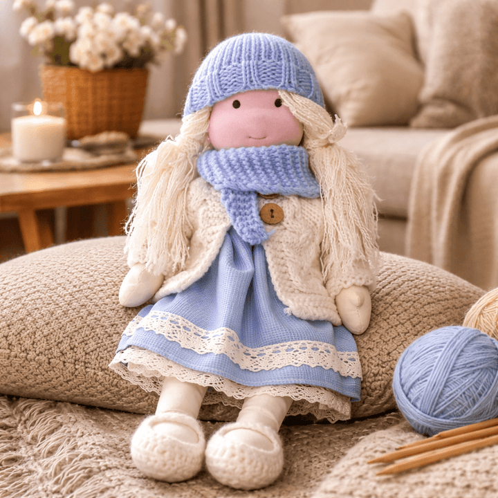 Perfekte Geschenkidee: Handgemachte Baumwollpuppe für pädagogisch wertvolles Spielen.