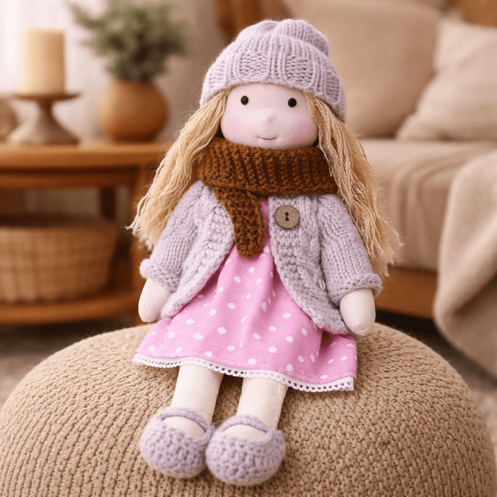 Gemütliche Szene mit Waldorfpuppe, ideal zum Kuscheln & fantasievollen Spielen.