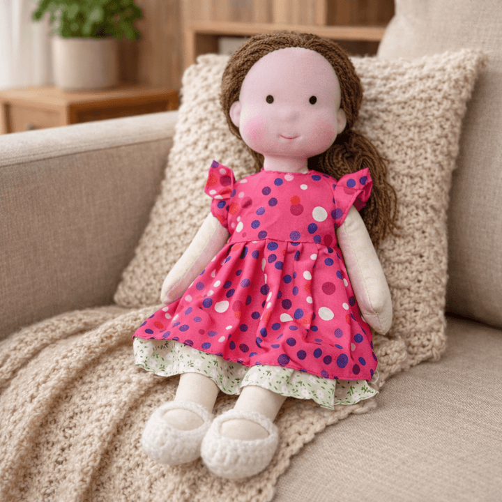 Fantasievolles Spielen leicht gemacht mit dieser weichen Waldorfpuppe aus Baumwolle.