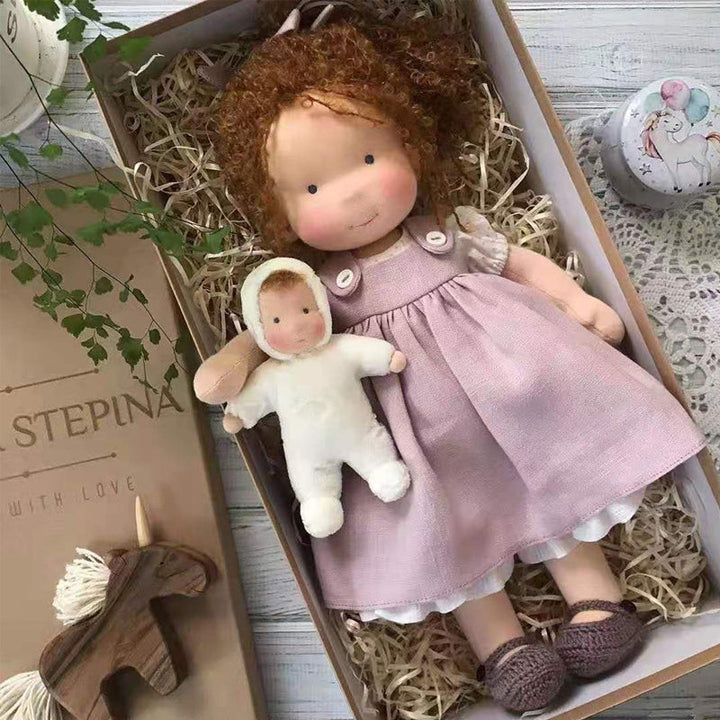 Geschenk für Kinder: Handgefertigte Waldorfpuppe, aus weichen Naturstoffen.