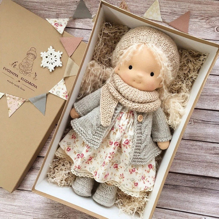 Weiche handgemachte Waldorfpuppe, Naturmaterialien, ideal für fantasievolles Spiel.