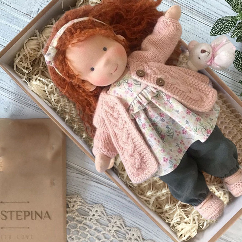 Weiche Stoffpuppe, handgemacht, entwicklungsfördernd, ideal als Geschenk für Kinder.