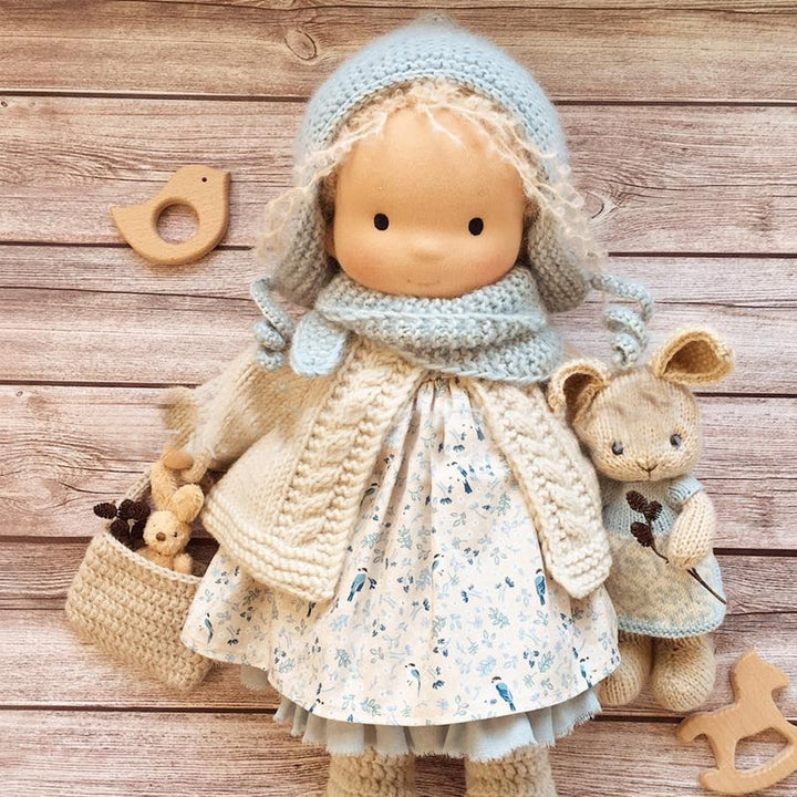 Ökologische Spielpuppe, handgefertigt, nach Waldorf-Prinzipien, sicher für kleine Kinder.